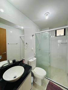 Un baño con lavabo, inodoro y ducha. en FLAT ALTO PADRÃO NO CENTRo, en Campina Grande