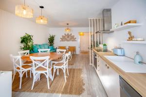 a kitchen and dining room with a table and chairs at Micului Refugiu in Albufeira