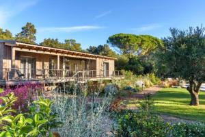 a house in the middle of a garden at Lodge Les Oliviers Di Lecci in Lecci