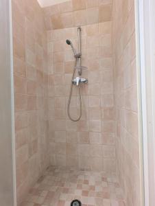 une douche avec pommeau de douche dans une salle de bain dans l'établissement Le Mistral - Pont du Gard - Cozy & Intime - WiFi fibre -TV, à Saint-Bonnet-du-Gard 27 autres photos