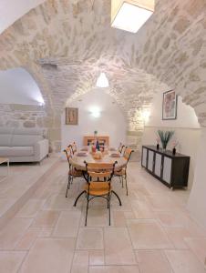 une salle à manger avec une table et des chaises dans l'établissement Le Mistral - Pont du Gard - Cozy & Intime - WiFi fibre -TV, à Saint-Bonnet-du-Gard