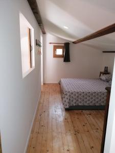 1 Schlafzimmer mit 2 Betten und Holzboden in der Unterkunft Maison de 80m2 avec cour fermée et sécurisée in Crozes-Hermitage + 42 Fotos