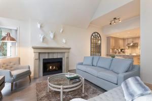 Χώρος καθιστικού στο Woodrun Lodge 616 | Stylish Top Floor Ski-In & Out Condo by Upper Village w/ Hot Tub, Pool, Parking