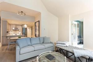 Η κουζίνα ή μικρή κουζίνα στο Woodrun Lodge 616 | Stylish Top Floor Ski-In & Out Condo by Upper Village w/ Hot Tub, Pool, Parking