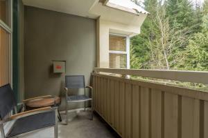 Μπαλκόνι ή βεράντα στο Woodrun Lodge 616 | Stylish Top Floor Ski-In & Out Condo by Upper Village w/ Hot Tub, Pool, Parking +23 φωτογραφίες