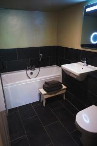 een badkamer met een ligbad en een wastafel bij Heale Farm Cottage in Trentishoe +40 foto's