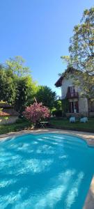 Bazén v ubytování Le Manoir du Moulin de Madame nebo v jeho okolí