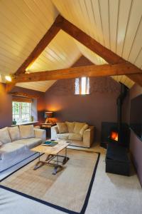 een woonkamer met een bank en een tafel bij Heale Farm Cottage in Trentishoe