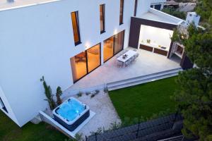 una vista aerea di una casa con piscina di Villa Five K Primošten a Primošten