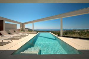 una piscina al centro di una casa di Villa Five K Primošten a Primošten