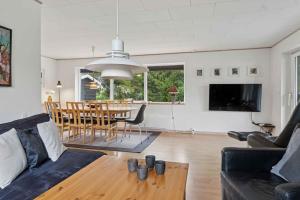 Bøtø ByにあるCharming Holiday Home In Marielystのソファとテーブルのあるリビングルーム
