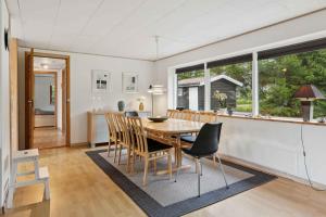 Bøtø ByにあるCharming Holiday Home In Marielystのテーブルと椅子のあるキッチンとダイニングルーム