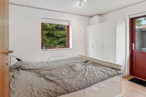 Bøtø ByにあるCharming Holiday Home In Marielystのベッドと窓のある寝室