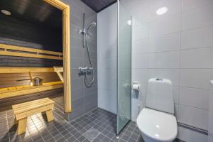 a bathroom with a toilet and a glass shower at Lomahuoneisto Skivillas 26 B 6 in Ukkohalla +10 photos