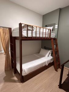 a bunk bed room with two bunk beds at Ni Haus, cozy place for 4 people in Bangkok
