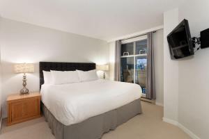 Ένα ή περισσότερα κρεβάτια σε δωμάτιο στο Woodrun Lodge 216 | Renovated Ski-In Ski-Out Condo w/ Free Parking, Pool, Hot Tub, & Gym