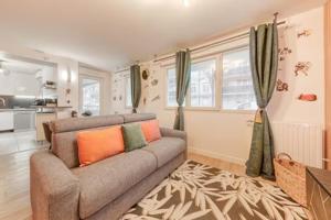 ein Wohnzimmer mit Couch und Küche in der Unterkunft Starwars Disney in Bussy-Saint-Georges + 11 Fotos