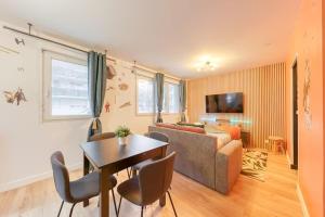 ein Wohnzimmer mit Sofa und Tisch in der Unterkunft Starwars Disney in Bussy-Saint-Georges