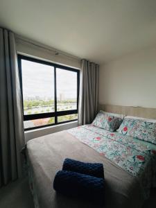 Ένα ή περισσότερα κρεβάτια σε δωμάτιο στο Flat de alto padrão no centro da cidade
