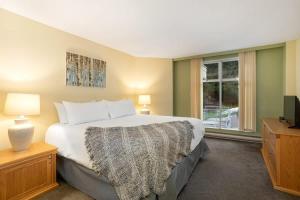 Postel nebo postele na pokoji v ubytování Woodrun Lodge 306 | Budget-friendly Ski-in-Ski-out Condo w/ Heated Pool, Hot Tub, Fireplace