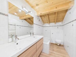 モルジヌにあるChalet de Luxe à Morzine pour 21 pers., SPA, Sauna, Wifi - FR-1-679-22の洗面台とトイレを備えた白いバスルーム +8枚の写真