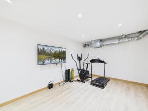 モルジヌにあるChalet de Luxe à Morzine pour 21 pers., SPA, Sauna, Wifi - FR-1-679-22の運動器具を備えたジムのある白い部屋