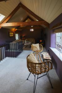 een kamer met 2 rieten stoelen en een woonkamer bij Heale Farm Cottage in Trentishoe
