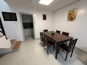 a dining room with a wooden table and chairs at Buddy's, Fully Airconditioned in Angeles