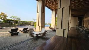 een patio met een tafel en stoelen in een gebouw bij Novara Living Springwood Residences in Warungmangga