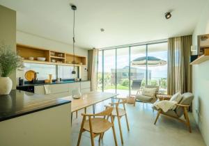 Η κουζίνα ή μικρή κουζίνα στο oceanHUTS Coxos Adults Only
