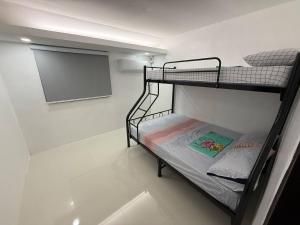 Una cama o camas en una habitación de Buddy's, Fully Airconditioned