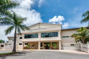 a building with palm trees in front of it at diRoma Lacqua V direto com o Grupo diRoma com acesso ao Acqua Park e Café da manhã in Caldas Novas