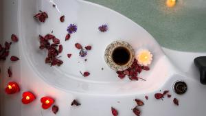 Una taza de café en un plato con flores y mariposas. en Trabzon Bungalov, en Akcaabat