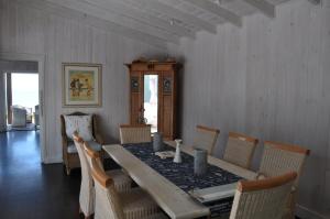 布菲尔斯巴埃Main beachfront house Halleluja II, Buffalo Bay的餐厅里有一张桌子和几把椅子 更多39张照片