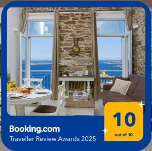 埃尔莫波利斯TOP SUITES的一间配有沙发、一张桌子和两个窗户的客房