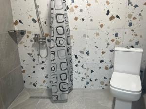 Bilik mandi di Сучасна квартира біля Ставки Вервольфу +48 gambar