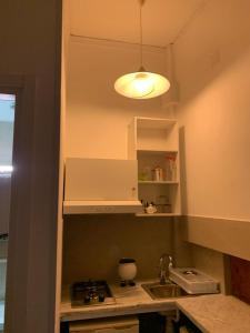 Una cocina o cocineta en ROXYANTO MARADONA aPARTMENT 1 fotos más