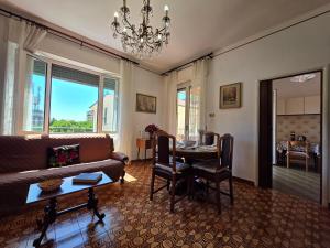 Ruang duduk di Spacious flat with Terrace, Wi-Fi, Sea & Finalborgo