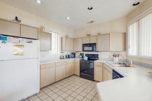 Gallery image of Maritime Place in Pine Knoll Shores +16 photos