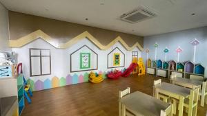 - une salle de jeux pour enfants avec des tables et des équipements de jeux dans l'établissement 2 bedroom Luxury Condo in Eastwood with Scenic City view, unli wifi and netflix, à Manille