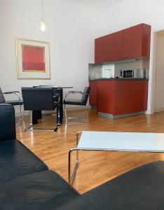 een woonkamer met een tafel en een piano bij MAVO Hospitality Stuttgart Marienplatz in Stuttgart +7 foto's