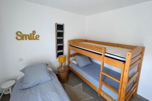 une chambre avec deux lits superposés et une échelle dans l'établissement Appartement Les Hameaux de Pinarello, à Sainte-Lucie de Porto-Vecchio