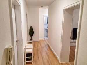 a hallway with a mirror and a living room at 3 Zimmer Apartment mit Garten in Wuppertal