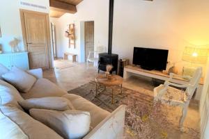 TV a/nebo společenská místnost v ubytování Casetta Soli Di Santa Lucia