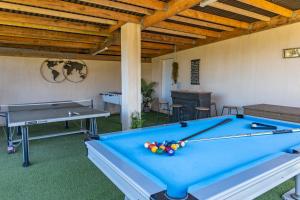 a pool table in a living room with a table at Villa Tinoeva Mare di Conca in Conca
