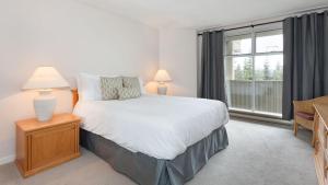 Ένα ή περισσότερα κρεβάτια σε δωμάτιο στο Woodrun Lodge 517 | Large Ski-In Ski-Out Condo by Upper Village w/ Mountain Views & Shared Hot Tub