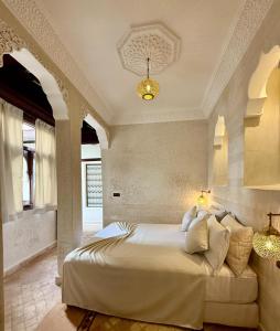 a bedroom with a large bed in a room at Riad Jolie in Marrakesh