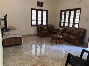 O zonă de relaxare la Adis Home with Private Stream and Waterfalls +15 fotografii