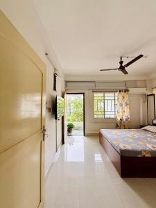 Un pat sau paturi într-o cameră la Marias Homestay Spacious Units Family & Group Friendly