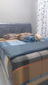 ein großes Bett auf einer Couch in der Unterkunft Villa Fiore in Klampok